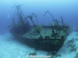 Pina exploring the wreck by Abimael Márquez 